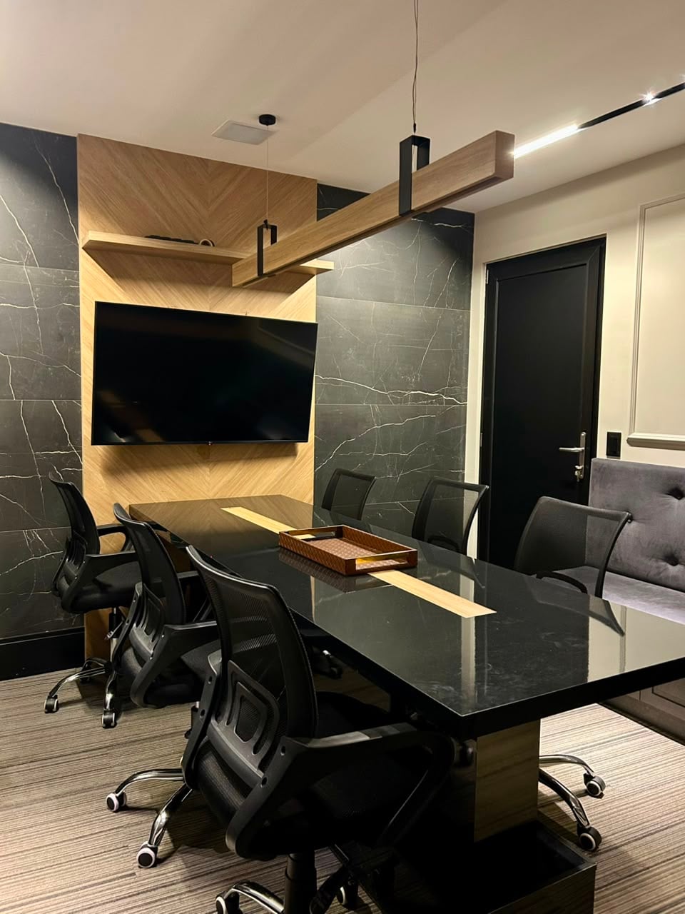 Sala de reunião com poltronas terracota